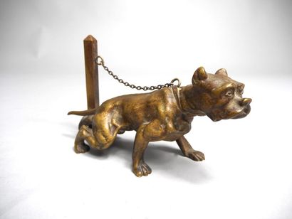 Chien à son piquet. Bronze.