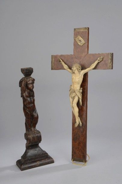Crucifix en ivoire sculpté (manques à la...