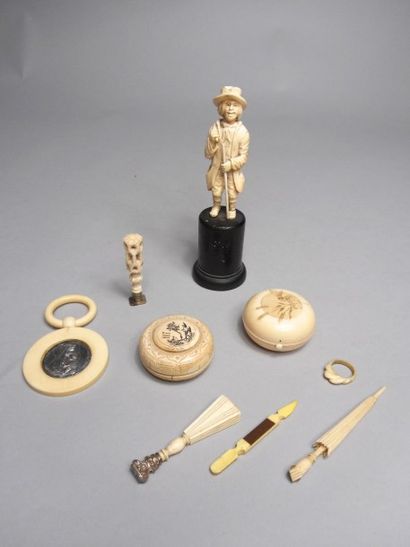 Ensemble en ivoire comprenant: une statuette...