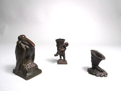 Porte pics en bronze figurant un enfant portant...