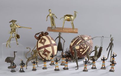Ensemble d'objets africains : treize musiciens...