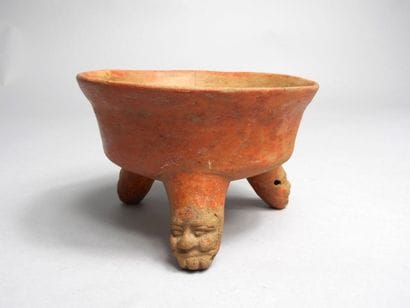 Coupe tripode avec décor de têtes anthropomorphes,...