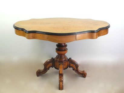 Table guéridon à plateau violoné. XIXe s...