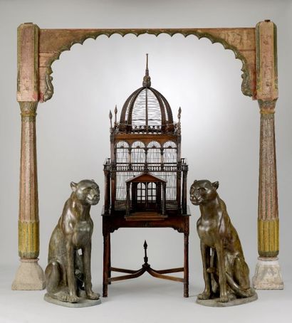 Paire de colonnes et arcature festonnées...