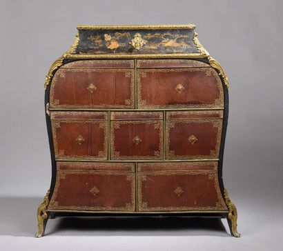 Cartonnier laqué noir et or. (Importantes...