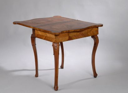Table à jeux, le plateau en placage de noyer...