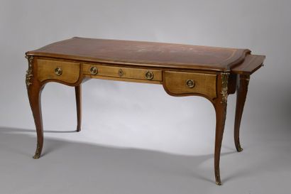 Bureau plat ouvrant à trois tiroirs en ceinture...
