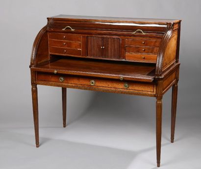 Bureau à cylindre en acajou marqueté de filets...