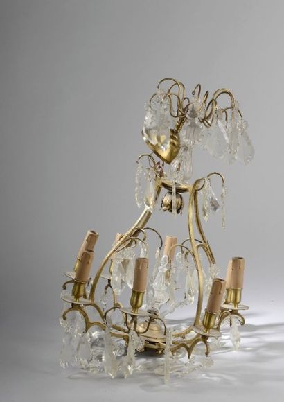 Lustre cage à huit bras de lumière.