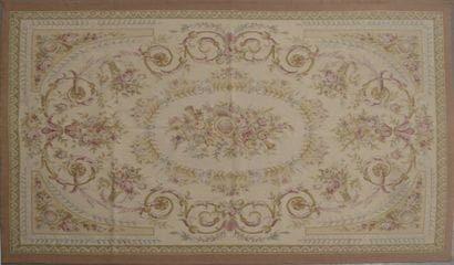 Tapis tissé dans le goût d'Aubusson à décor...