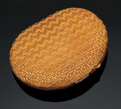 POUDRIER de forme ovale en or jaune 18K,...