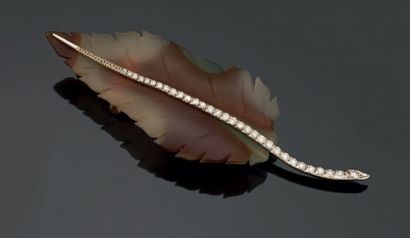 BROCHE plume en verre nuancé brun et sablé,...