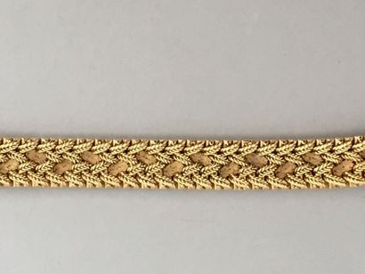 BRACELET souple en or jaune 18K tressé.
Signé...