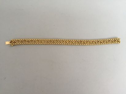 BRACELET souple en or jaune 18K tressé.
Signé...
