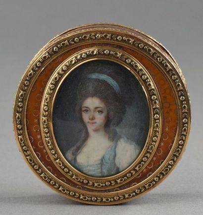 BOÎTE circulaire en écaille blonde piquée...