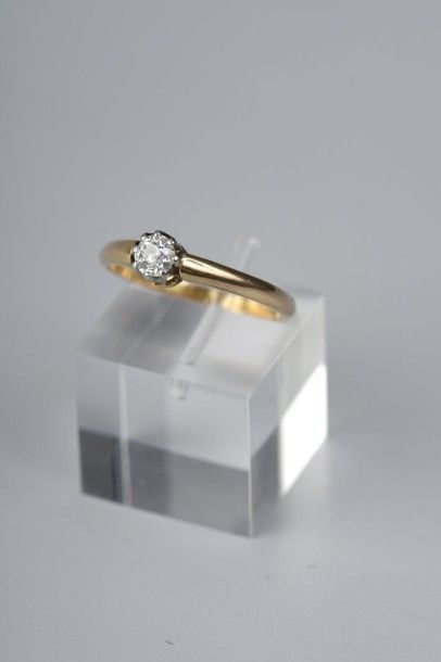 BAGUE solitaire en or jaune 18K et platine...