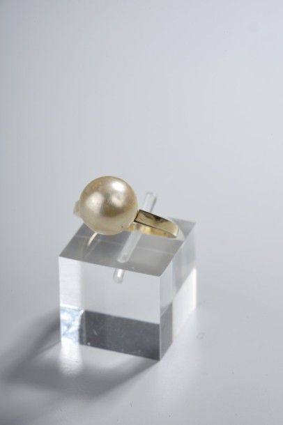 BAGUE en or jaune 18K piquée d'une importante...