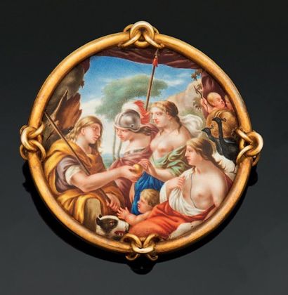 PLAQUE circulaire bombée, émaillée en polychromie...