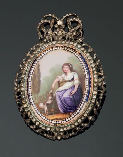 BROCHE ovale sertie d'une plaque d'émail...