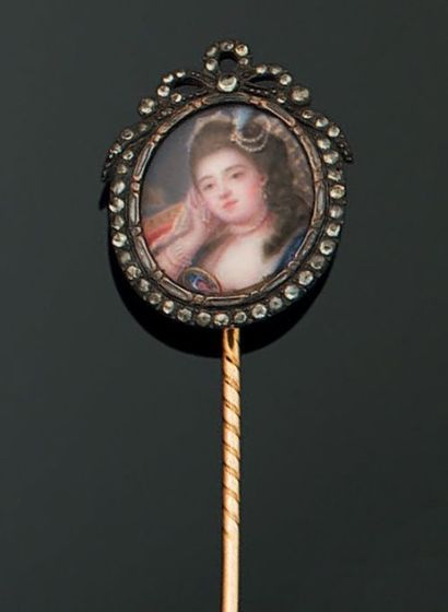 ÉPINGLE en or jaune ornée d'une plaque d'émail...