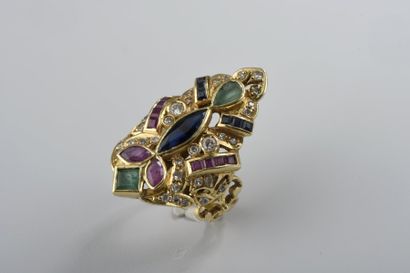 BAGUE en or jaune 18K, le chaton losangique...