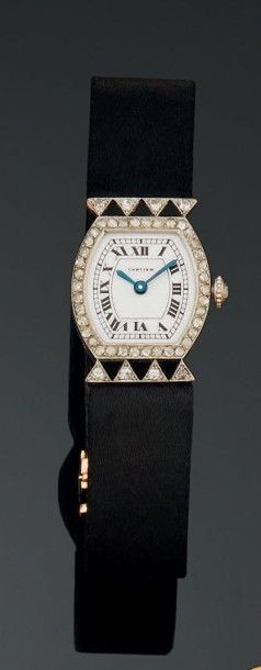 MONTRE bracelet de dame modèle ?Tonneau?,...
