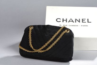 CHANEL

Sac à main en coton noir surpiqué...