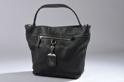 PRADA

Sac besace en cuir grainé noir.
Haut.:...