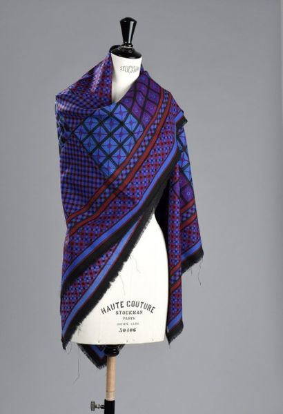 GIVENCHY

Châle en laine à franges imprimée...