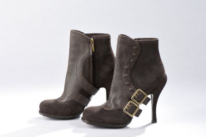 CHRISTIAN DIOR

Paire de bottines à talons...