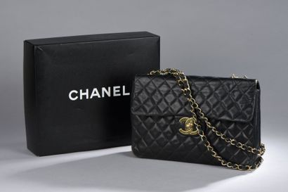 CHANEL

Sac à main porté épaule en cuir d'agneau...