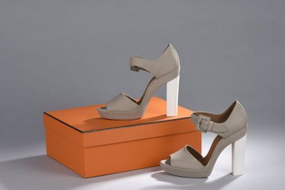 HERMES Paris

Paire de sandales modèle «Enigme»...