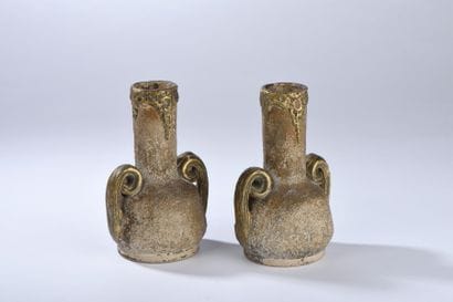 Paire de vases à haut col et anses à enroulement...