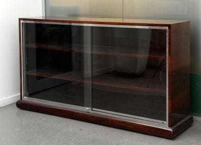 Vitrine basse en placage d'acajou reverni...