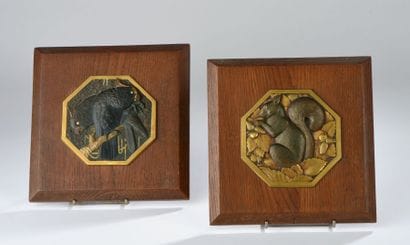 Deux médaillons octogonaux en bronze ciselé...