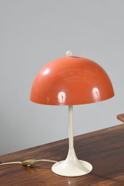 Lampe à poser en tôle laquée blanche et abat-jour...