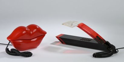 Deux téléphones des années 80. L'un en plexiglas...