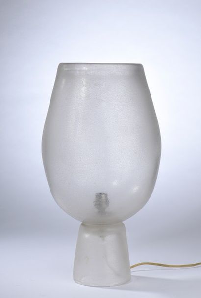 Lampe ovoïde en verre sablé, la base troconique.
Vers...