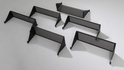 Treize petites étagères en métal laqué noir...