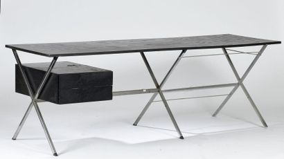 * Bureau plat en bois teinté noir, le piétement...