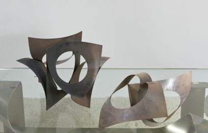 Deux sculptures en tôle découpée à plaques...