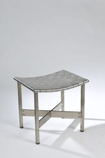 * Tabouret en inox, à pieds droits entretoisés...