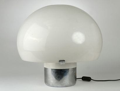 Lampe champignon, le fût en métal chromé...