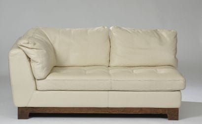Méridienne en cuir grainé crème, le piétement...