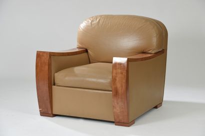 Fauteuil club en acajou à garniture de cuir...
