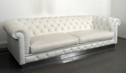 Important canapé «Chesterfield» en cuir et...