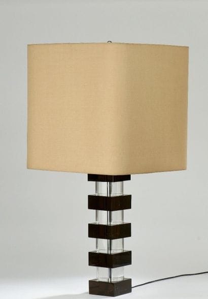 Lampe à poser, le fût en Plexiglass alterné...