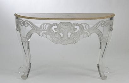 Console demi-lune, le piétement en plexiglas...