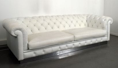 Important canapé «Chesterfield» en cuir et...