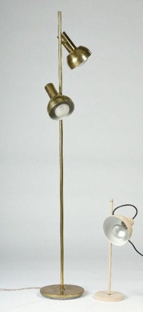 Lampadaire en laiton à deux lumières orientables...